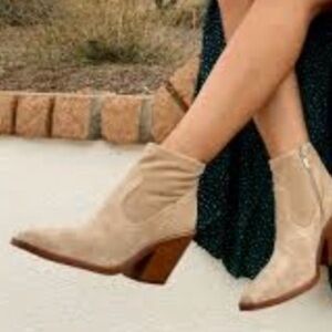 Vince Camuto Amtindo Tan Ankle Boots Worn Once Sueded Leather Side Zip Sz 6.5